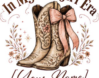 Könnte beinhalten: Eine grafische Illustration mit zwei cremefarbenen Cowboystiefeln, die mit Blumenmustern und einer großen rosa Schleife verziert sind. Der Text lautet oben In My Cowgirl Era und unten [Your Name], mit boots on, worries gone darunter.