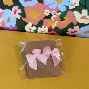 Mini rosa rosettörhängen