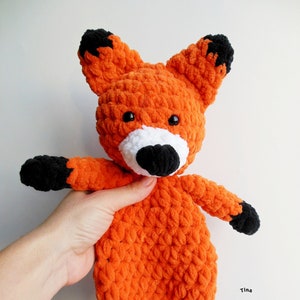 SCHEMA ALL'UNCINETTO - Volpe a forma di peluche, Volpe coccolosa, Peluche all'uncinetto, Volpe amigurumi, Peluche fai da te, Schema facile per principianti