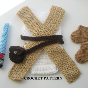 SCHEMA ALL'UNCINETTO per il costume di Halloween di Baby Rey in inglese. Il modello PDF include top, copri pannolino, cintura, spada laser, scarpe. Taglie 0-12 mesi.