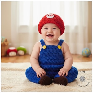 Pode incluir: Um conjunto de bebé em croché composto por um gorro vermelho vivo com um emblema circular branco e vermelho na frente, e jardineiras azuis com dois botões amarelos nas alças. O conjunto inclui sapatinhos de croché castanho-escuro.