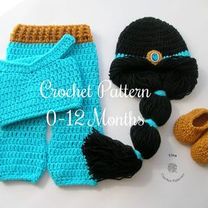Puede incluir: Patrón de crochet para un atuendo de bebé inspirado en el personaje de Disney Jasmine. El atuendo incluye una parte superior azul y dorada, pantalones azules, una peluca negra y zapatos marrones. El patrón es para bebés de 0 a 12 meses.