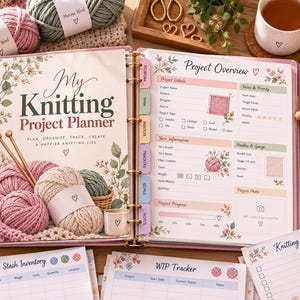 Może przedstawiać: Segregator do projektów dziewiarskich z kwiatową okładką zatytułowaną My Knitting Project Planner, zawierający sekcje na szczegóły projektu, informacje o włóczce i śledzenie postępów. Zawiera luźne kartki do inwentaryzacji włóczek i celów.