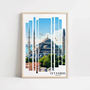 Könnte beinhalten: Ein gerahmter Druck eines farbenfrohen abstrakten geometrischen Designs mit einer Moschee in Istanbul, Türkei. Der Druck trägt den Text "ISTANBUL TURKIYE" am unteren Rand.