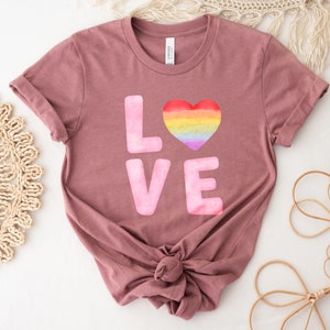 Camisa Love Rainbow Heart, Camisa do Orgulho, Camiseta do Orgulho, Mês do Orgulho, Amor é Amor, Camiseta do Orgulho Gay, LGBTQ