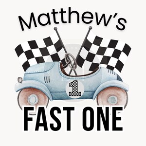 Op de afbeelding: Illustratie van een lichtblauwe vintage raceauto met de tekst "Matthew's" erboven en "FAST ONE" eronder. De auto heeft een geblokte nummer 1 en geblokte vlaggen.