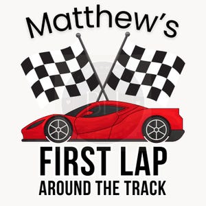パーソナライズされたスポーツレースカーの1歳の誕生日 | カスタム名 | 「トラックを一周する最初の1周」バースデーデザイン