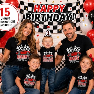 Peut inclure: Une famille portant des t-shirts noirs assortis avec des motifs de voitures de course et les mots "Mommy Pit Crew", "Daddy Pit Crew", "Brother Pit Crew", "Sister Pit Crew" et "First Lap Around the Track". L'arrière-plan comprend des ballons, une bannière à damier et une pancarte "Happy Birthday!"