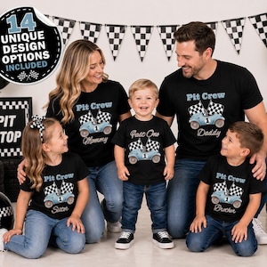 Może przedstawiać: Rodzina w pasujących czarnych koszulkach z motywem samochodu wyścigowego i napisem "Pit Crew". Koszulki mają napisy "Mommy", "Daddy", "Sister", "Brother" i "Fast One". Na zdjęciu widoczny jest baner z szachownicami.