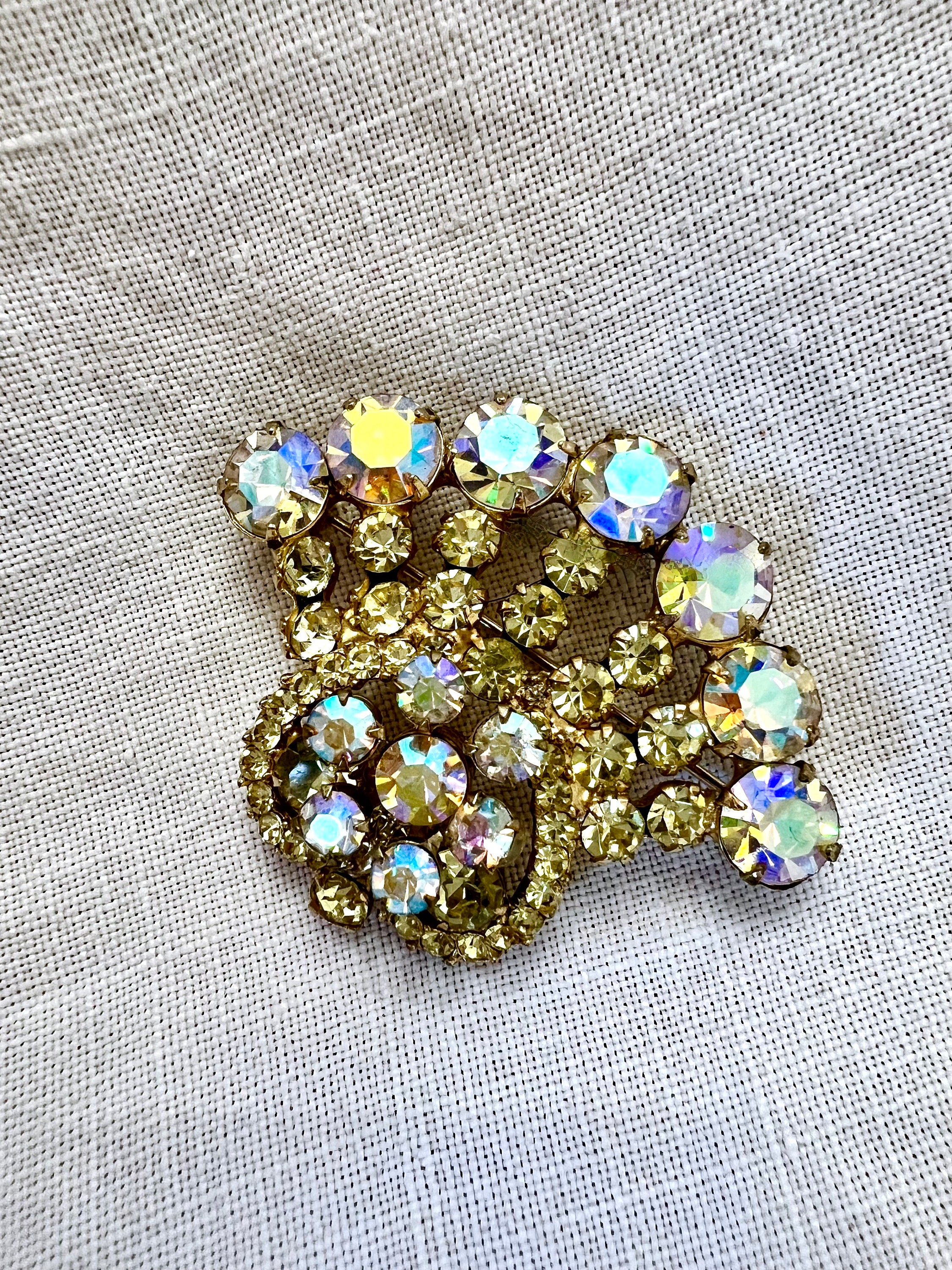 Ancienne broche avec STRASS irisé bleu. Ma réf. EB AC