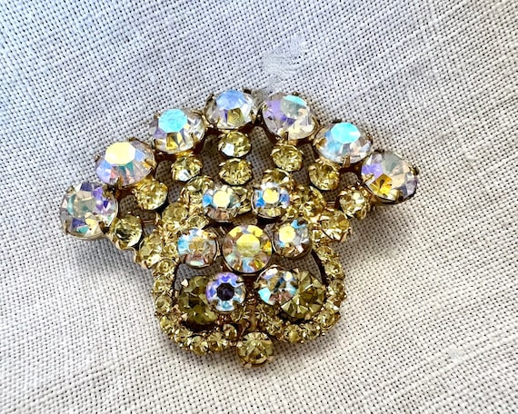 BROCHE VINTAGE CRISTAL ROUGE IRISÉ ET BLEU META DORÉ # K34