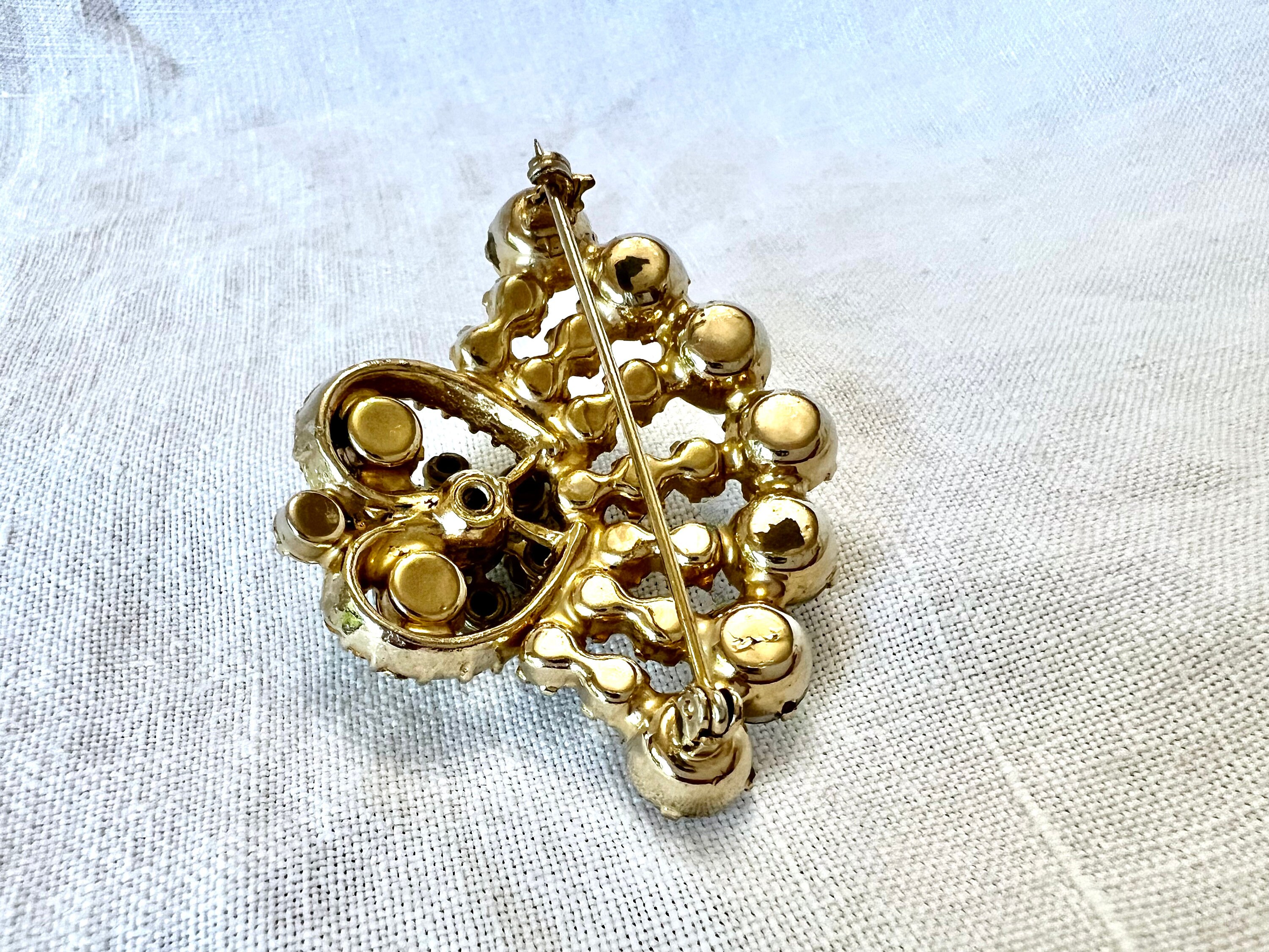 Broche Vintage Vague Argentée – Strass Irisés – Bijou Fantaisie