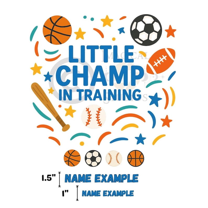 Puede incluir: Gr&aacute;fico blanco con el texto azul "LITTLE CHAMP IN TRAINING", rodeado de ilustraciones deportivas. Incluye baloncesto, f&uacute;tbol, b&eacute;isbol y f&uacute;tbol americano. El texto "NAME EXAMPLE" est&aacute; debajo.