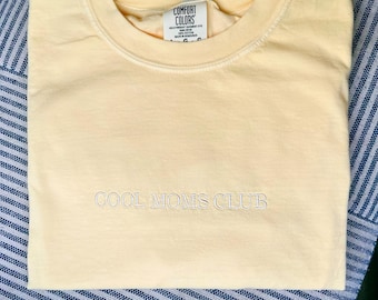 Camiseta Cool Moms Club COMFORT COLORS, amarela manteiga, ideal para mães descoladas. Presente perfeito para o Dia das Mães, presente para ela ou para uma nova mamãe.