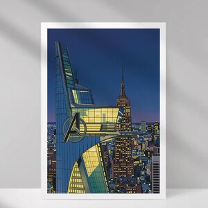 Op de afbeelding: Een ingelijste kunstdruk met een gestileerd stadslandschap 's nachts. De afbeelding toont een moderne wolkenkrabber met het Avengers-logo, naast het Empire State Building. Het kleurenpalet omvat blauw, geel en donkere tinten.