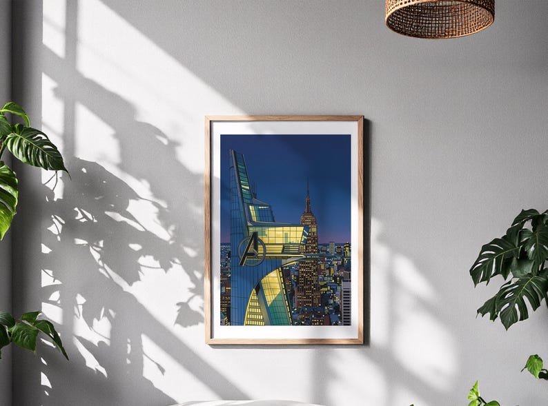 Op de afbeelding: Een ingelijste kunstdruk met een gestileerde stadsgezicht bij zonsondergang. Het kunstwerk toont een moderne wolkenkrabber met een onderscheidend ontwerp, tegen een achtergrond van een skyline met het Empire State Building. De print zit in een houten lijst.