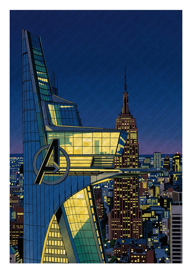 Op de afbeelding: Illustratie van een nachtelijk stadslandschap met de Avengers Tower met het Avengers-logo en het Empire State Building. De gebouwen zijn verlicht tegen een donkerblauwe lucht, met stadslichten op de achtergrond.
