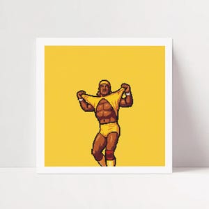Puede incluir: Impresión artística pixelada de un luchador con un atuendo amarillo con detalles en rojo y blanco, sobre un fondo amarillo liso. El luchador está flexionando, rasgando su camisa. La obra de arte tiene una estética de videojuego retro.