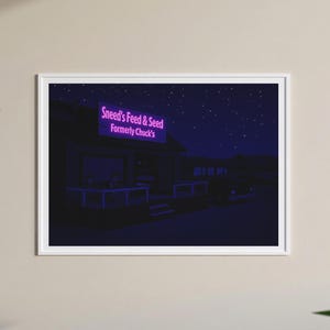 Może przedstawiać: Oprawiony wydruk przedstawia nocną scenę sklepu z neonowym szyldem z napisem "Sneed's Feed & Seed Formerly Chuck's" pod gwiaździstym niebem. Budynek jest ciemny, z widoczną werandą i oknami.