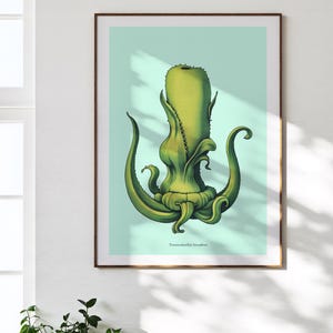 Puede incluir: Una lámina botánica enmarcada con una ilustración detallada de una forma verde similar a una planta sobre un fondo azul claro. La obra de arte tiene una estética vintage, con el nombre científico "Tentaculothis Invadens" impreso en la parte inferior.