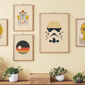Peut inclure: Un ensemble de cinq impressions encadrées présentant des motifs géométriques minimalistes et des personnages de la culture pop. Les impressions sont de style rétro avec une palette de couleurs jaune, rouge, bleu et noir. Les impressions sont accrochées à un mur jaune clair.