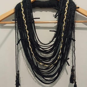 Collana con sciarpa nera, collana con sciarpa boho, sciarpa in tessuto, sciarpa infinita, collana con sciarpa riciclata, regalo di compleanno, collana di Carnevale