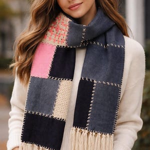 Bufanda bohemia de retazos de mezclilla con cuadrado de ganchillo