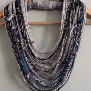 Collana con sciarpa grigia, sciarpa boho, sciarpa in tessuto, sciarpa infinita, hippie, sciarpa riciclata, regalo di compleanno, collana di carnevale