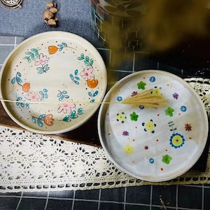 Handbemalter Keramik Teller mit Regenbogen Blumen Design - Bunt und Einzigartig Dishware