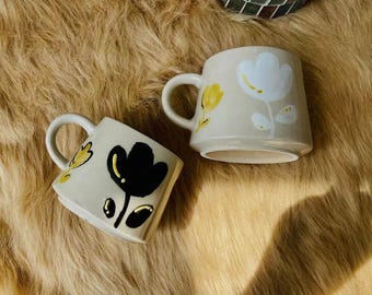 Taza de café de cerámica hecha a mano – Diseño floral, regalo personalizado