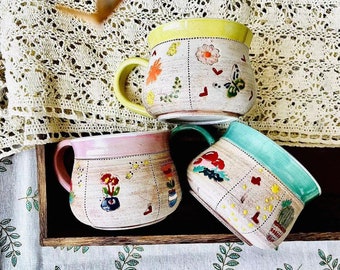 Tasse faite main en céramique Cottagecore – Tasse à café rustique peinte à la main avec un motif floral fantaisiste
