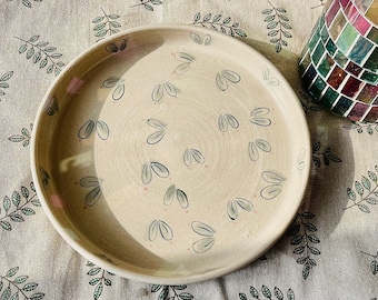 Plato de cerámica pintado a mano - Diseño de hojas adorables