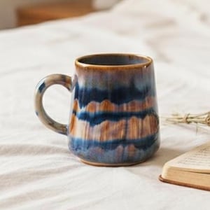 Handgjord keramisk mugg - Unik randig brun och blå design - Konstnärlig keramikmugg - Present till kaffeälskare