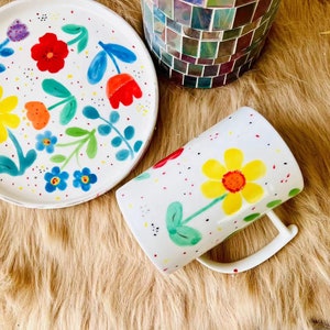 Retro Floral Hand-Painted Ceramic Mugs to Brighten Your Day, Personalized Soft-Hued Pottery Mug for Heartwarming Moments