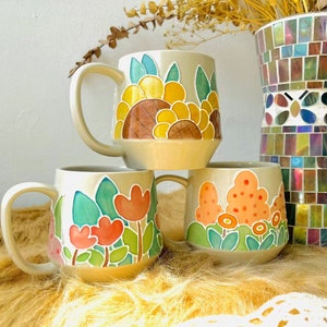 Keramiktasse mit handgemaltem Blumenmuster - Künstlerische Kaffeetasse
