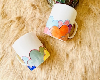 Taza de cerámica pintada a mano - Diseño de nubes coloridas