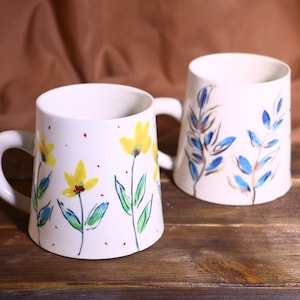 パーソナライズされた手作りの陶器マグカップ - 手描きの花のモチーフ、カスタム 18 オンス コーヒー カップ - お茶好きの方へのユニークなギフト