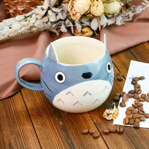 Caneca de cerâmica Forest Friend – Caneca charmosa feita à mão com orelhas e rosto – Ideal para chá, chocolate quente e presentes inspirados em animação
