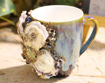 手作りの牡蠣の殻を模したセラミックマグカップ – 独特の海岸風陶器カップ、海をイメージした質感のあるデザイン、コーヒー＆ティーマグ
