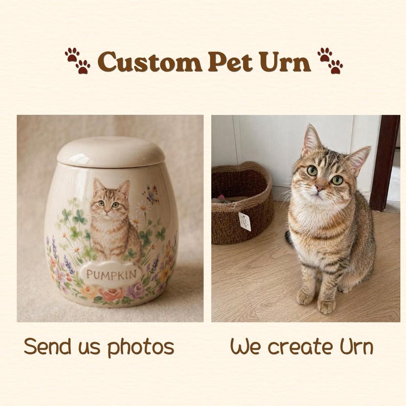 Puede incluir: Una urna personalizada para mascotas que consiste en un tarro de cer&aacute;mica color crema con tapa, decorado con una ilustraci&oacute;n pintada de un gato atigrado, flores y el nombre PUMPKIN. El texto Custom Pet Urn, Send us photos, We create Urn es visible.