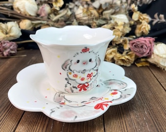 Handgeschilderde set konijntjes theekopje en koffiemok – schattige keramische kop met bloemvormige schotel – schattig cadeau voor dierenliefhebbers