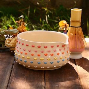 Juego de cuencos de cerámica para matcha hechos a mano con corazón 3D, bonito juego de cerámica para matcha personalizado para amantes del té, cuenco de matcha personalizado