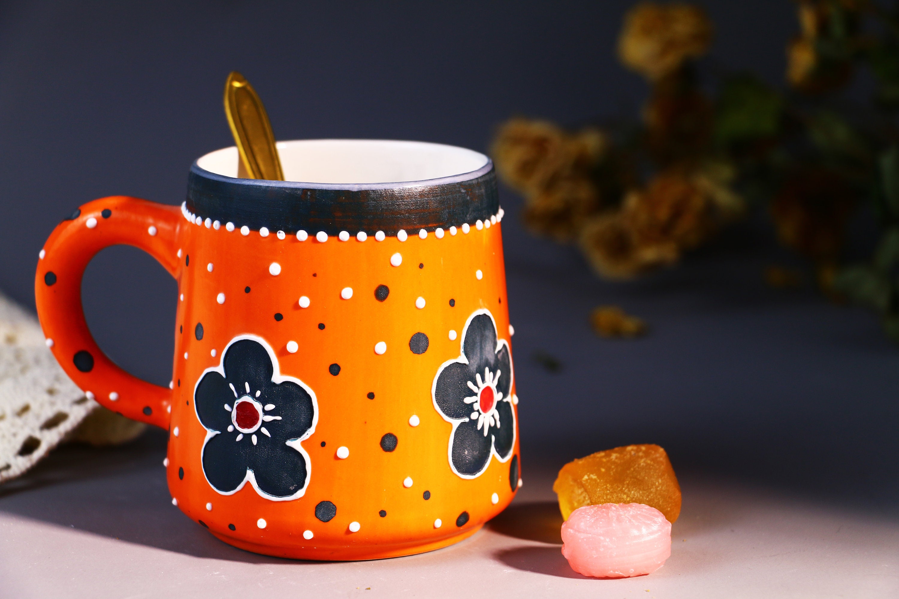 大胆なオレンジ色の陶器マグカップ - 手描きの花と水玉模様のデザイン