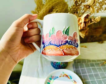 Einzigartiges handbemaltes Keramikbecher- und Tellerset - wunderliches Blumenmuster für Wohnkultur