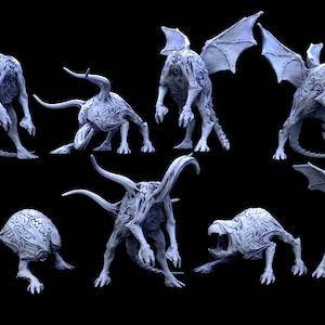 Op de afbeelding: Tien 3D-geprinte modellen van een wezen met een skeletachtig, organisch uiterlijk. Het wezen heeft een grote mond, vier poten en sommige modellen hebben vleugels. De modellen zijn geprint in lichtgrijs.