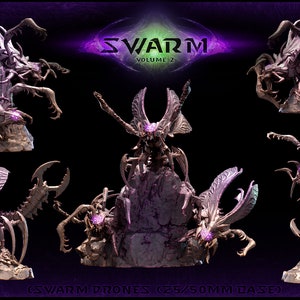 Puede incluir: Un conjunto de seis criaturas detalladas, impresas en 3D, de color morado y gris, con alas. Las criaturas están posadas sobre pequeñas bases rocosas. El texto "SWARM VOLUME 2" es visible en la parte superior de la imagen. El texto "SWARM DRONES (25/50MM BASES)" es visible en la parte inferior de la imagen.