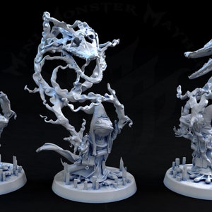 Puede incluir: Una miniatura impresa en 3D de una figura fantasmal con espirales etéreos y enredaderas. La figura está de pie sobre una base con una superficie texturizada. La miniatura está pintada en color gris claro.
