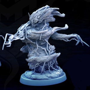 Op de afbeelding: Een blauw en wit 3D-geprint miniatuur van een wezen gemaakt van draaiende takken en wortels. Het wezen staat op een ronde basis.