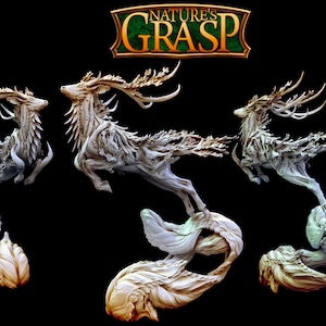 Puede incluir: Tres esculturas detalladas de resina blanca de ciervos con cuernos hechos de ramas y hojas. Los ciervos están saltando y están rodeados de nubes blancas de resina que se arremolinan. Las esculturas se titulan "Nature's Grasp".