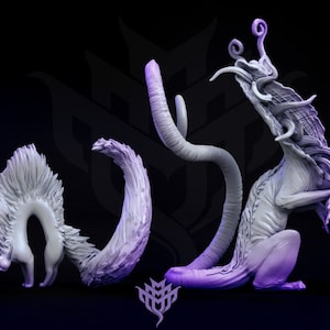 Op de afbeelding: Vijf grijze, 3D-geprinte, kattenachtige figuren met verschillende kenmerken, waaronder meerdere hoofden, lange staarten en gevederd haar. De figuren zijn in verschillende dynamische poses geposeerd.